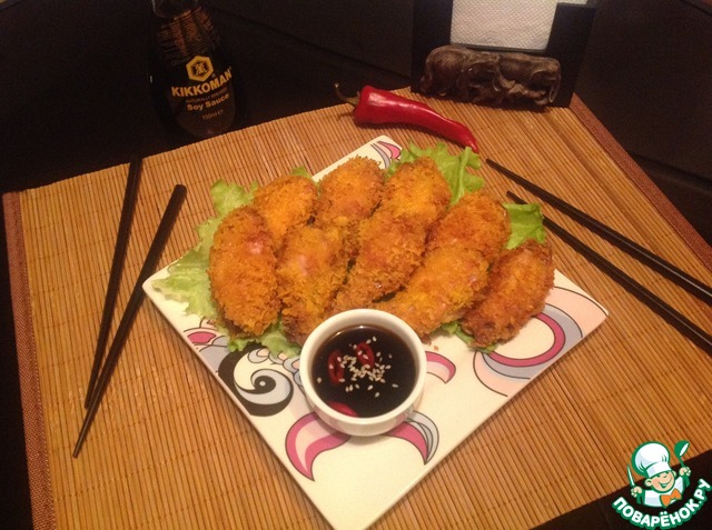 Crispy chicken wings with sauce