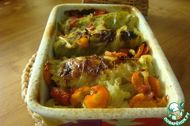 Cabbage rolls with minced chicken and vegetables