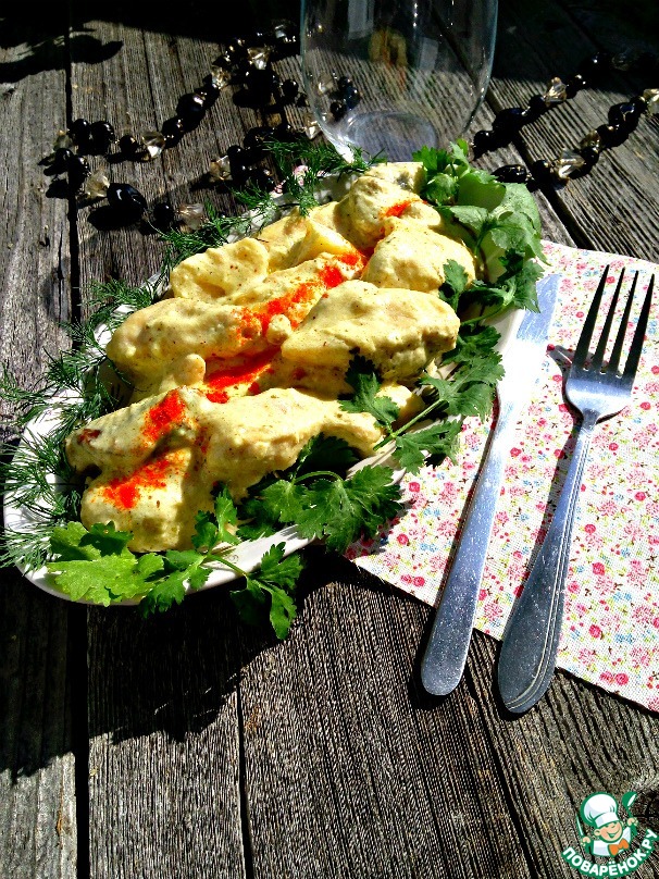 Chicken breast in a creamy sauce with apples and apricots