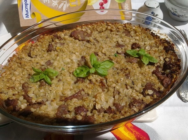 Запеканка с геркулесом и тушеным мясом