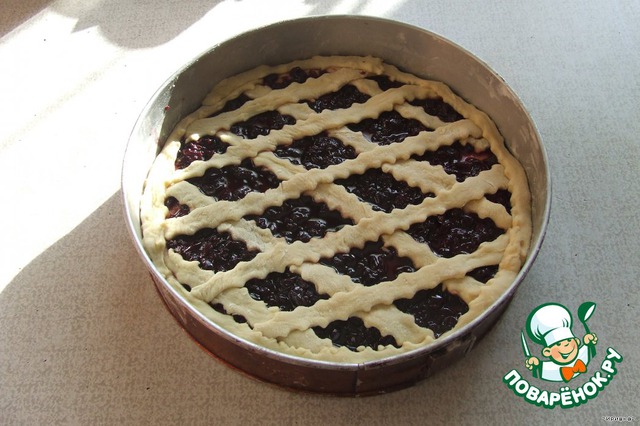 Cake of yeast dough with jam
