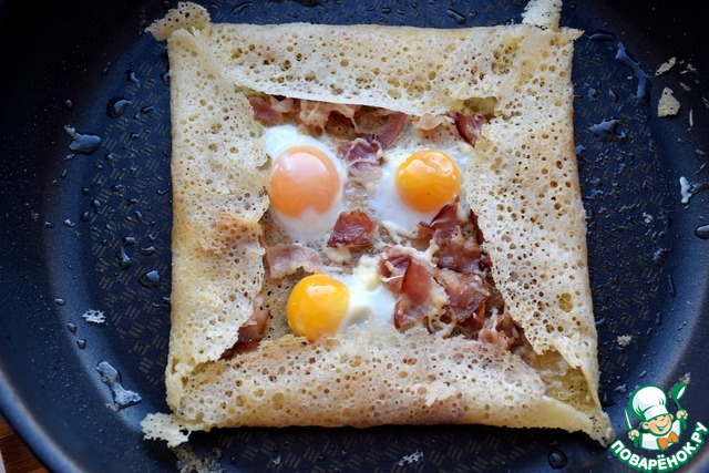 Pancakes with quail eggs and bacon