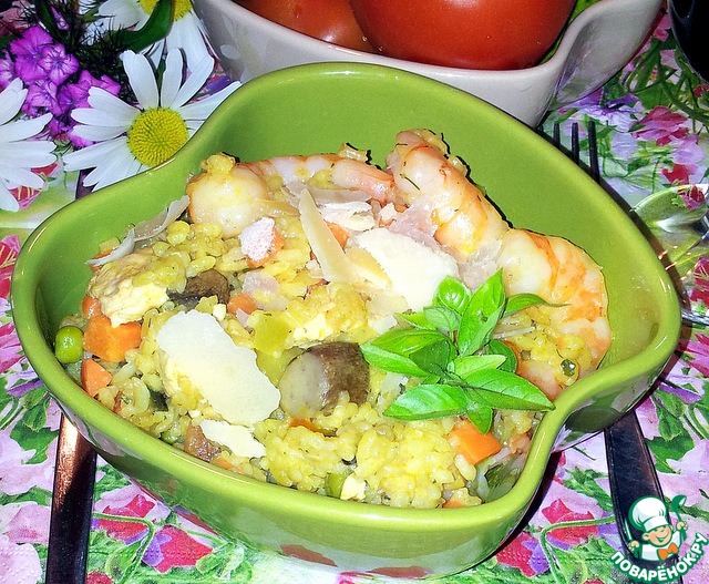 Risotto with chicken, mushrooms, shrimp and vegetables