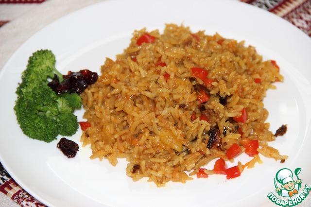 Savoury rice with vegetables and dried fruits