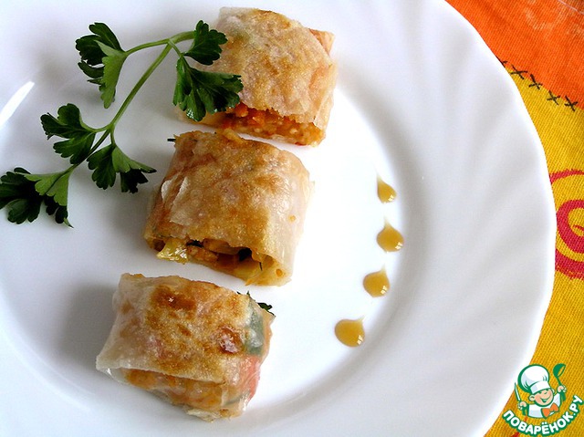 Spring rolls with vegetables, couscous and greens