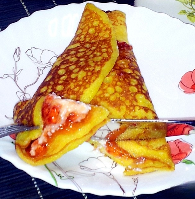 Yeast pancakes with cottage cheese and strawberry jam