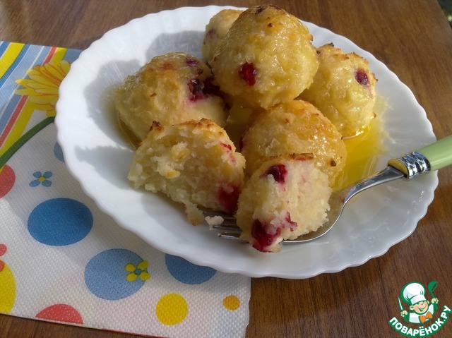 Cheese cakes of rice cereal with cranberries