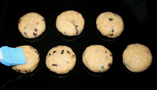 Пшенные булочки с черносливом