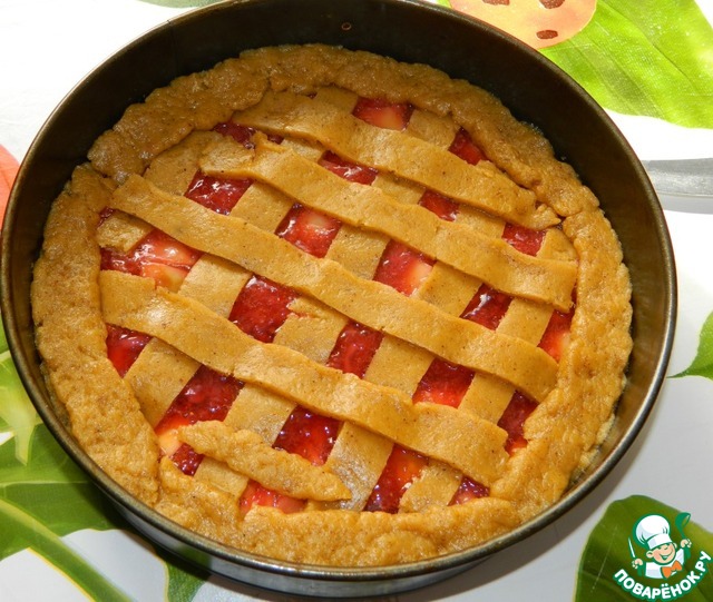 Pie with apples and strawberries