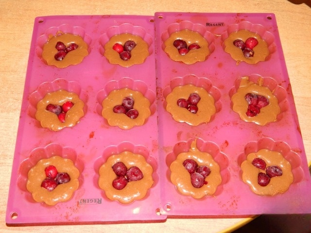 Шоколадные кексы с вишней