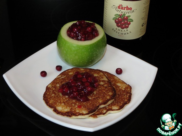 Yeast pancakes with apples and cranberry sauce