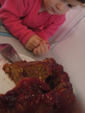 Кекс с вишней, миндалем и марципаном