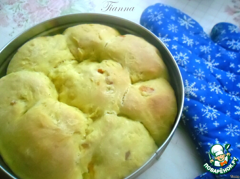 Pumpkin bread with dried apricots