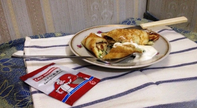 Блины с зелёным луком и яйцом