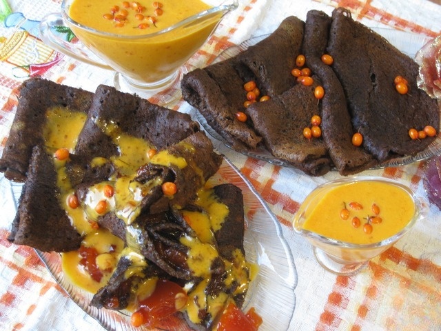 Черемуховые блины с облепиховым соусом