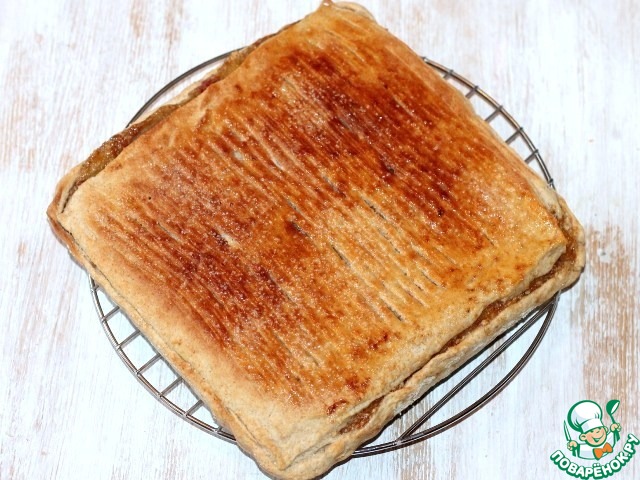Lean walnut-fruit pie with jam