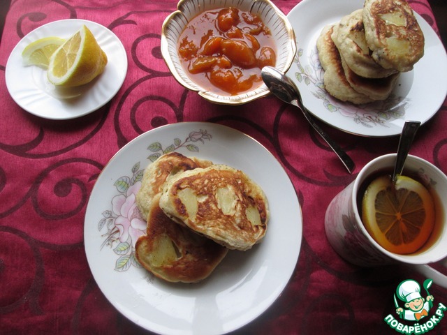 Banana pancakes with pineapple pripek