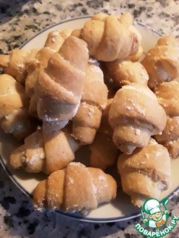 Yeast mini bagels with nut filling
