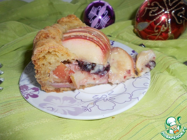 Apple pie with dried cherries