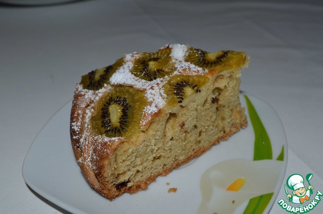 Sponge cake with raisins, nuts and kiwi