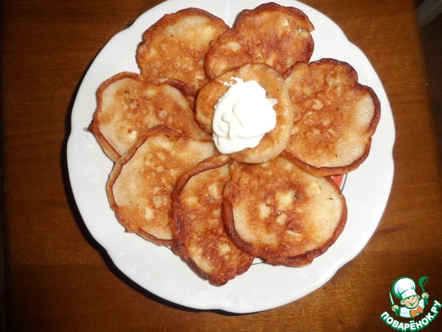 Apple fritters with cinnamon