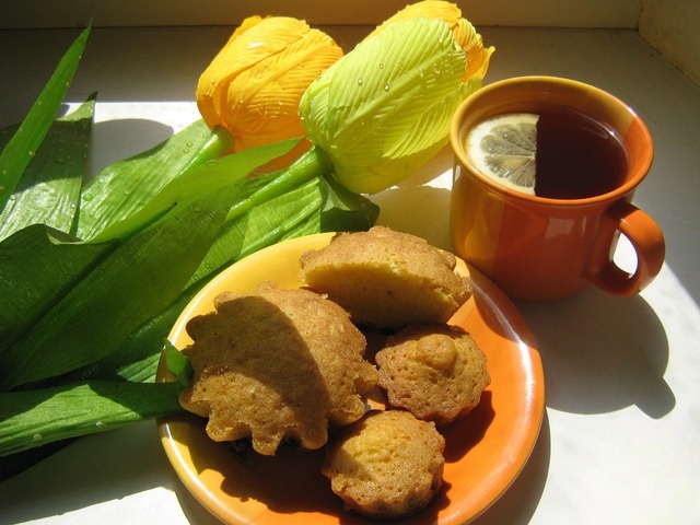 Homemade muffins with raisins/nuts/currants (option)