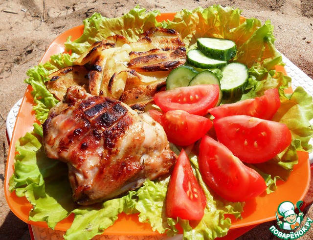 Chicken and potatoes in sauce 