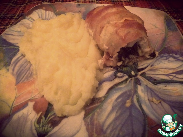 Chicken rolls in bacon with mushrooms
