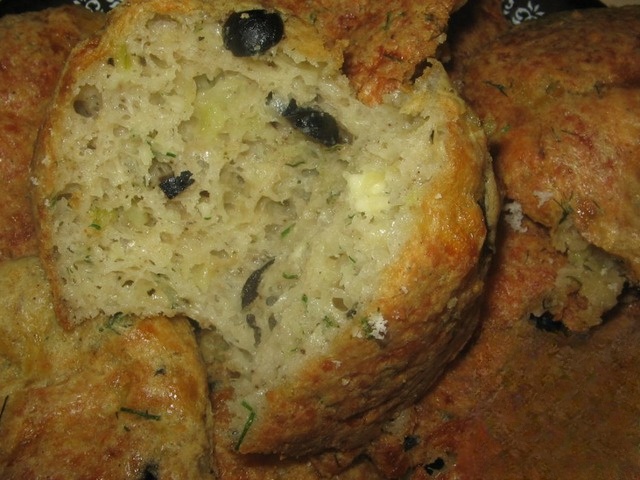 Cheese muffins with olives
