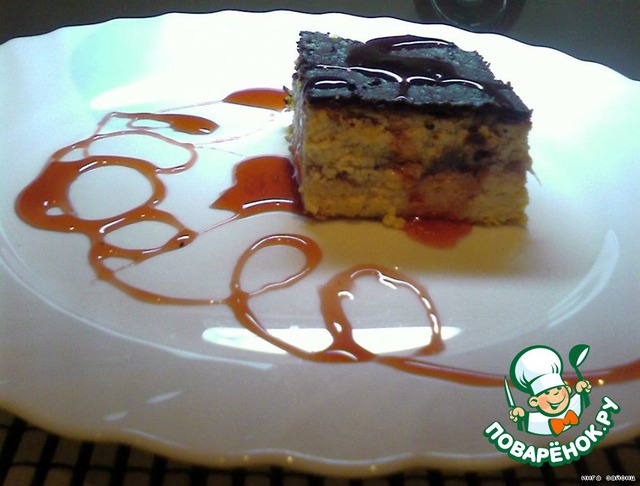 Творожник с клубникой и клубничным соусом