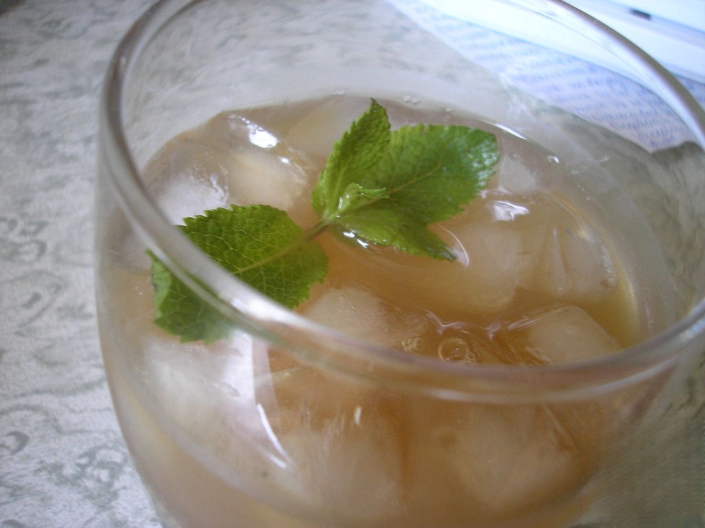 Apple and mint iced tea