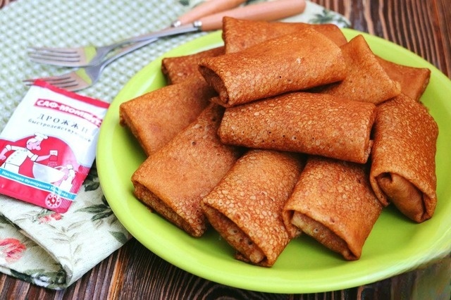 Pea pancakes with liver and rice