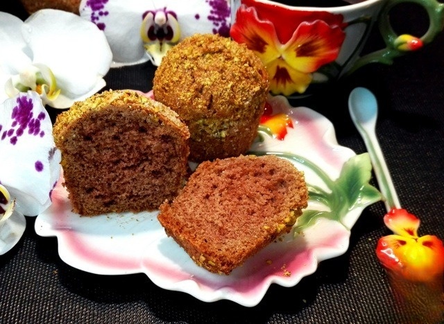 Muffins with walnut-sugar topping