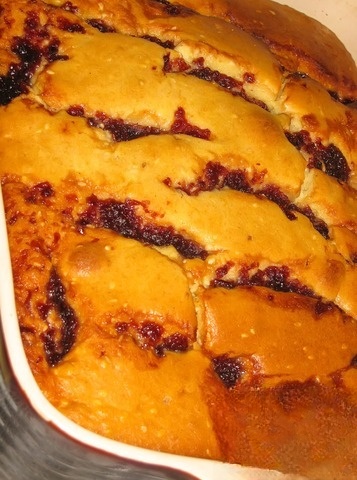 Полосатый пирог с вареньем и кунжутом