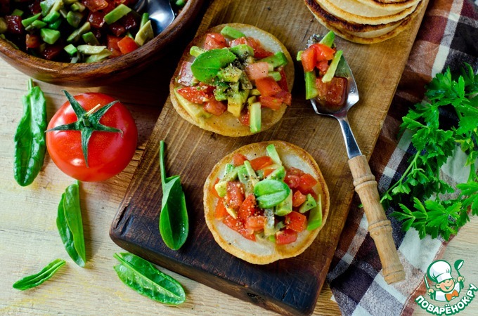 Vegetable fritters with salsa