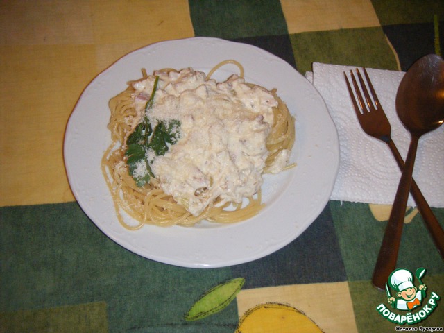 Spaghetti with sauce Carbonara with onions