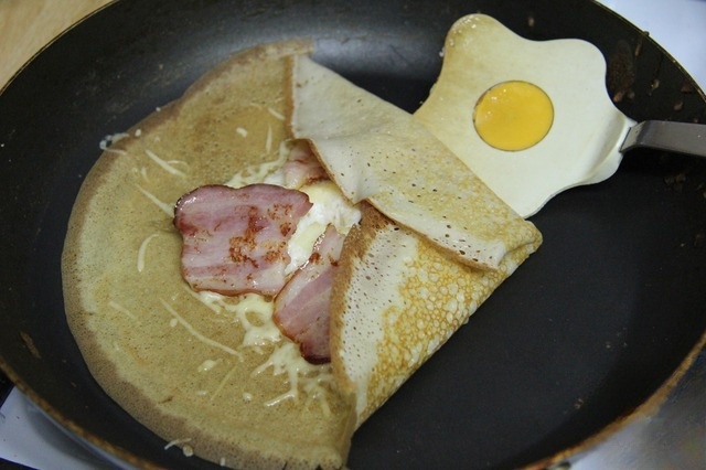 Pancake biscuits with ham and eggs