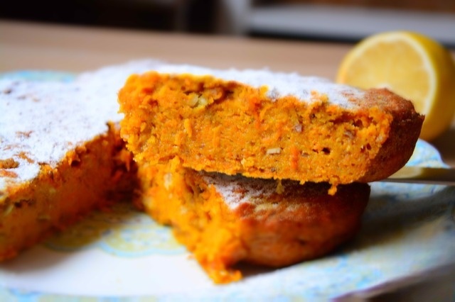 Морковный кекс с орехами и пряностями