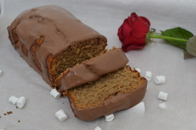 Кофейный кекс с корично-сметанным соусом