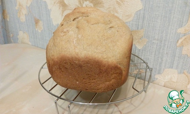 Bread and yoghurt with wholegrain flour