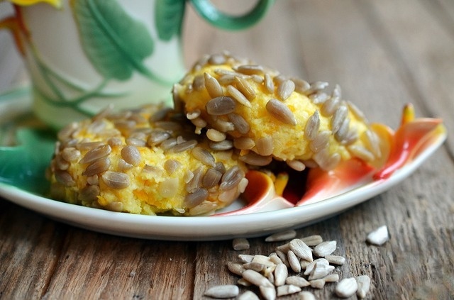 Cheesecake with pumpkin seed breading