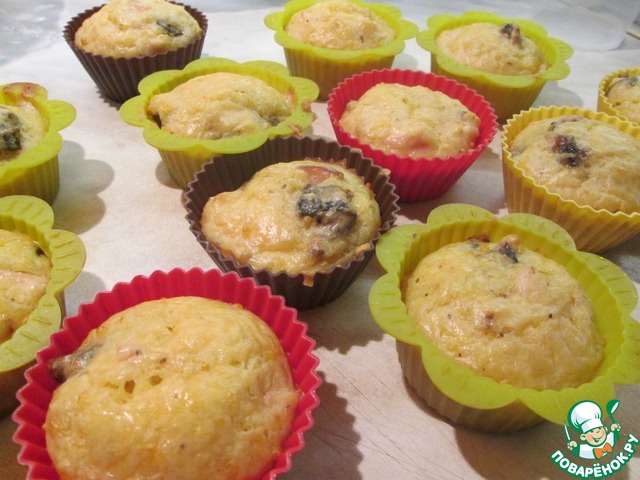 Muffins with ham, cheese and prunes