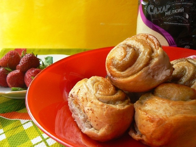 Strawberry scones with mint filling