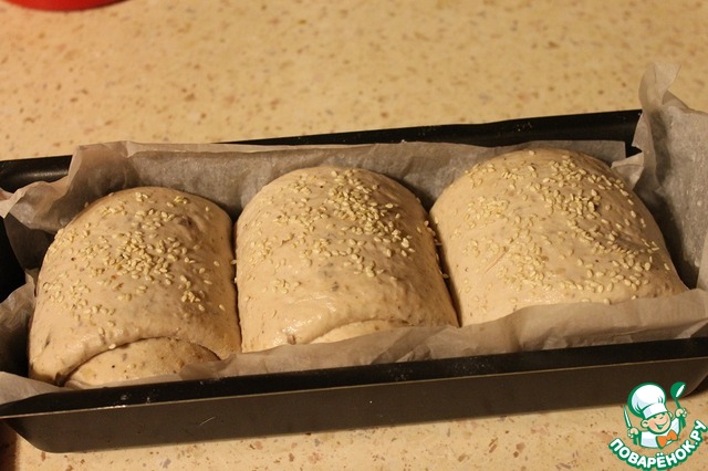 The bread in yogurt with nuts