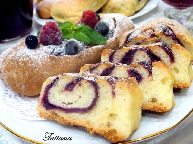 Rolls-boats with wild berries