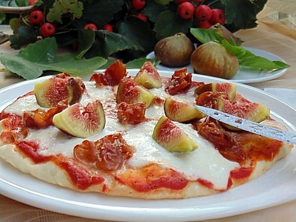 Pizza with figs and prosciutto
