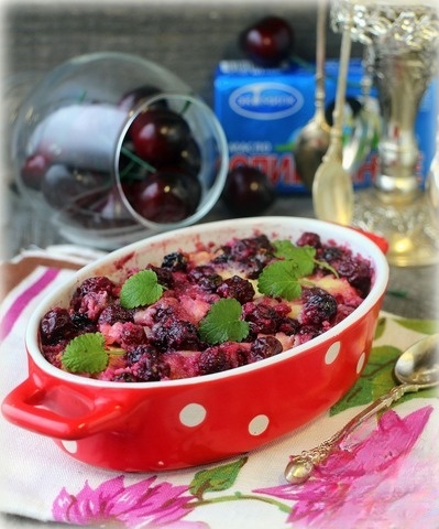 Творожные кнедлики в вишневом соусе