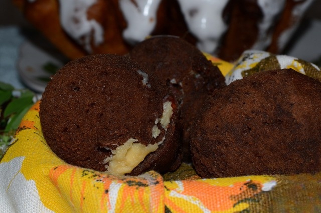 Chocolate eggs with white chocolate and almonds