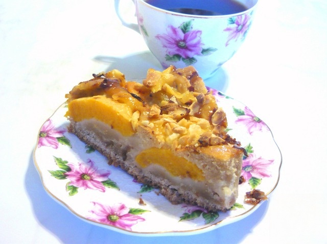 Пирог с персиками и миндалем