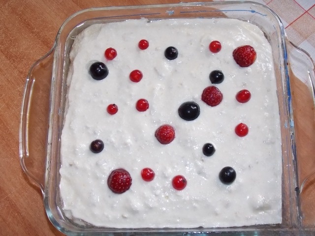 Запеканка с творогом, ягодами и хлопьями
